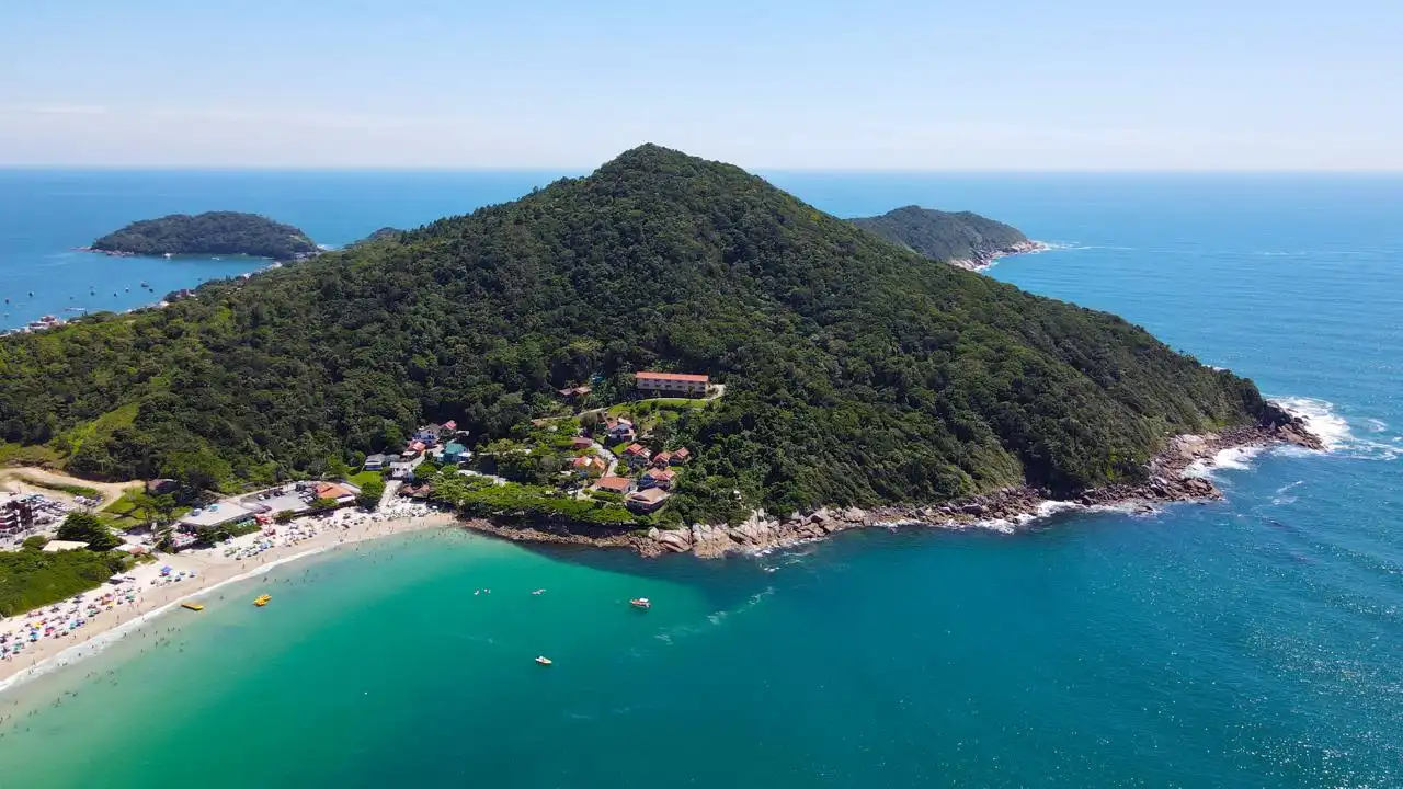 Imagem do costão de pedras de Bombinhas